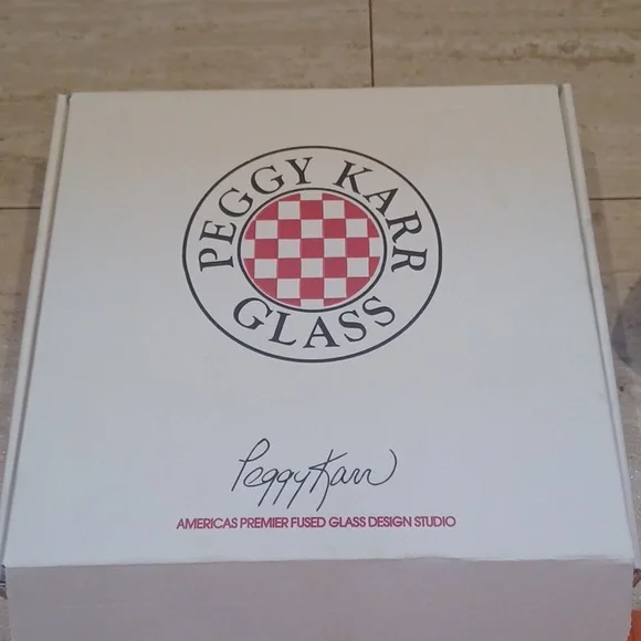 Peggy Karr Glass New Fused Glass 8" Pine Cones & Holly Plate - Picture 2 of 8